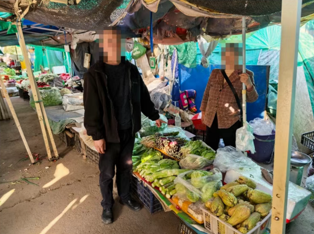 男子花200元购26张50元面额假币买菜被抓，被批评教育并罚款400元